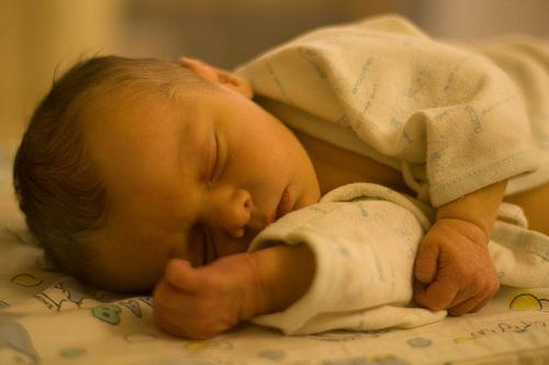 ทารกแรกเกิดควรมีอุณหภูมิอะไรและจะวัดได้อย่างไร?
