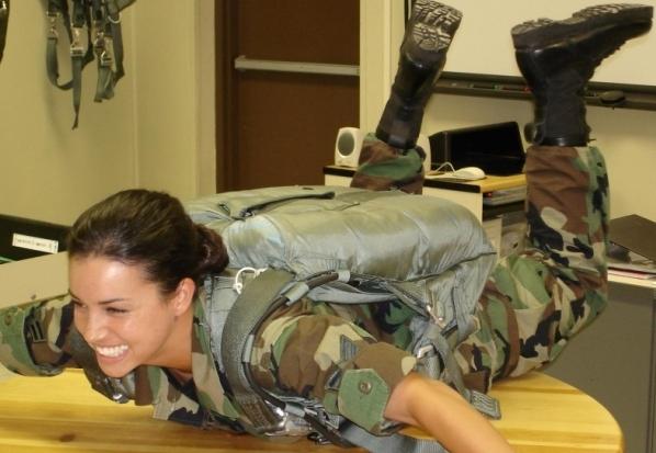 สัญญาบริการสำหรับสาว ๆ ในกองทัพ: เป็นไปได้หรือไม่?